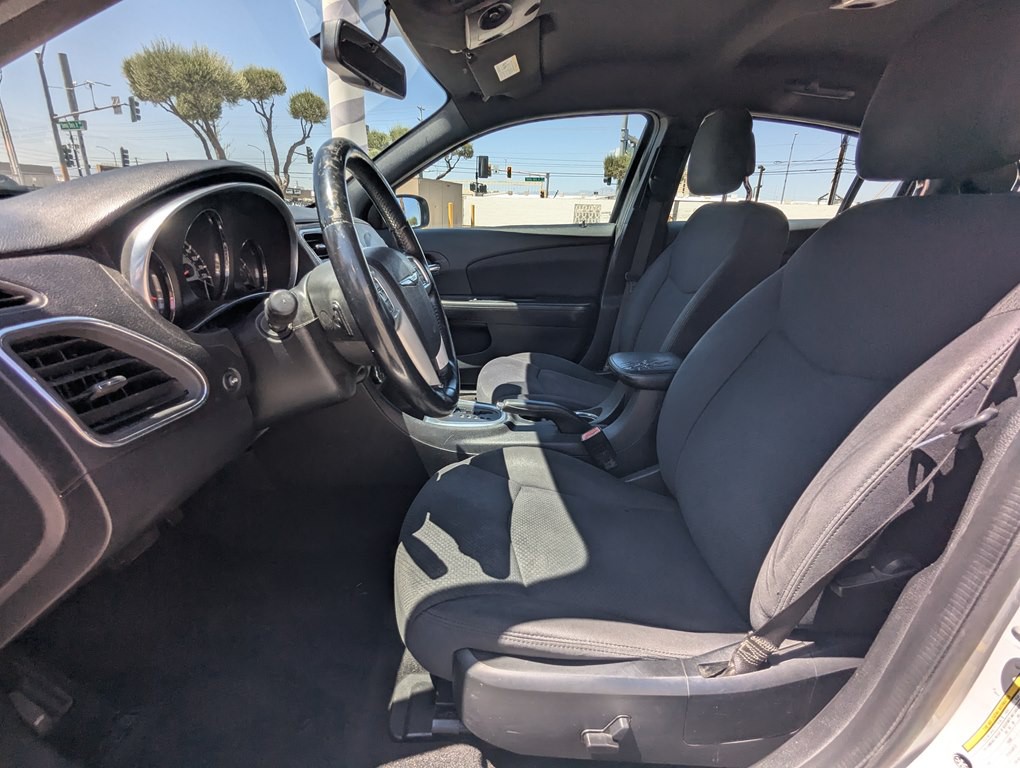 2014 Chrysler 200 Image 8