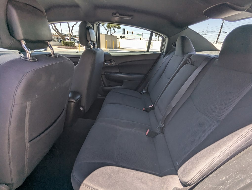 2014 Chrysler 200 Image 9