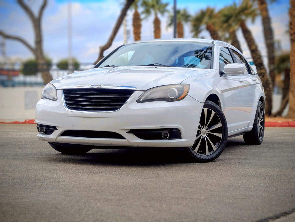 2013 Chrysler 200 Image 1