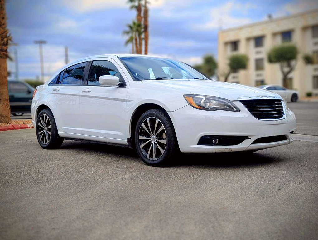 2013 Chrysler 200 Image 2