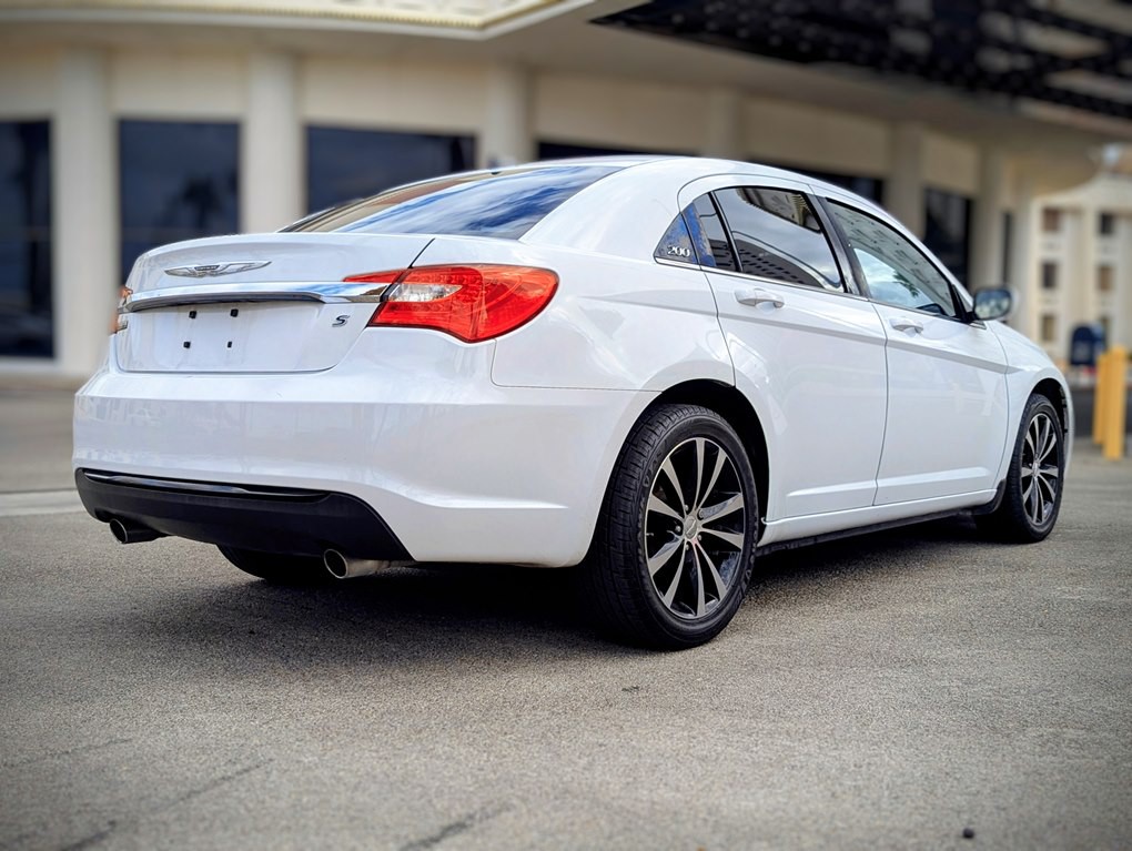 2013 Chrysler 200 Image 3
