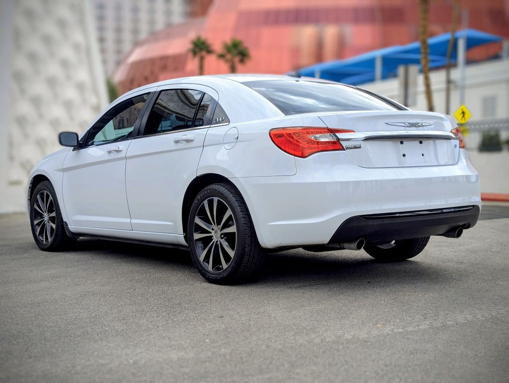 2013 Chrysler 200 Image 4