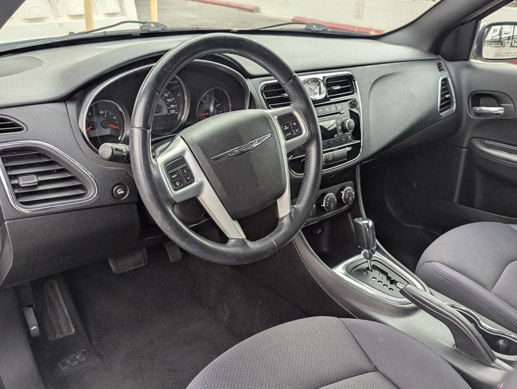 2013 Chrysler 200 Image 7