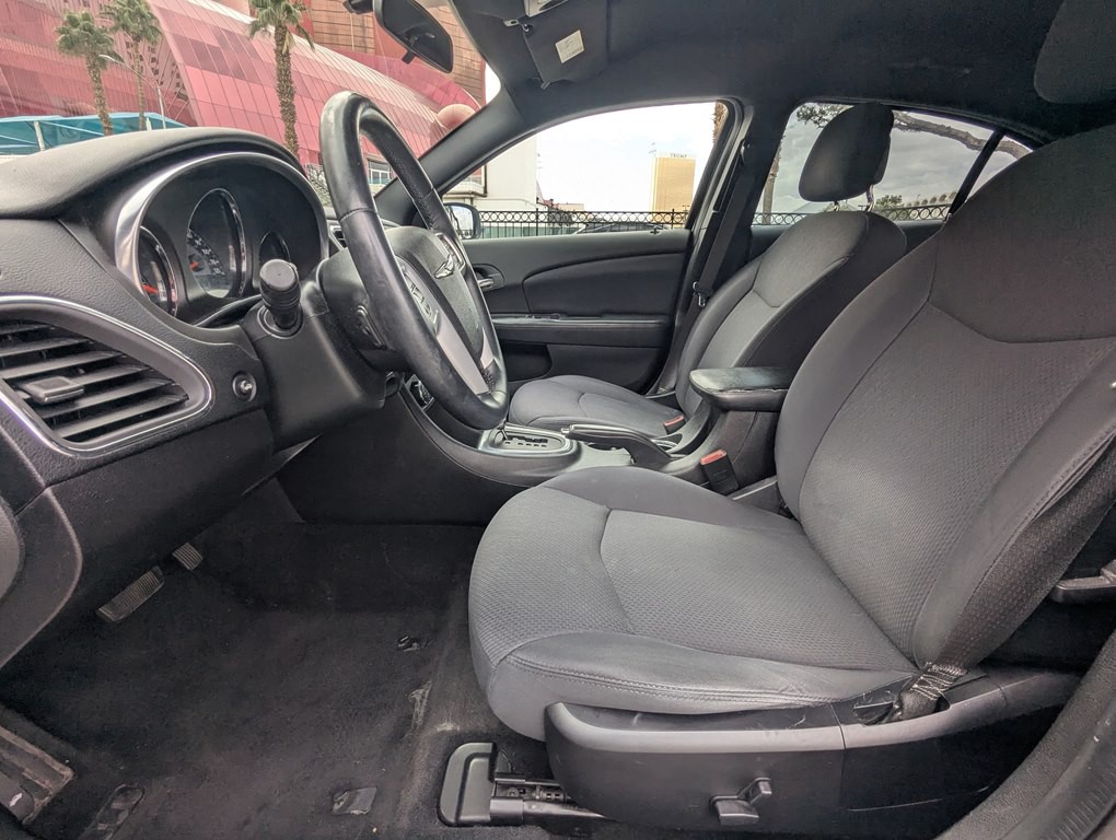 2013 Chrysler 200 Image 8