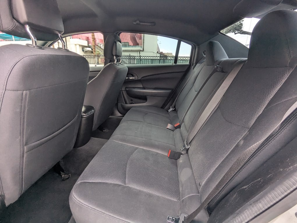 2013 Chrysler 200 Image 9