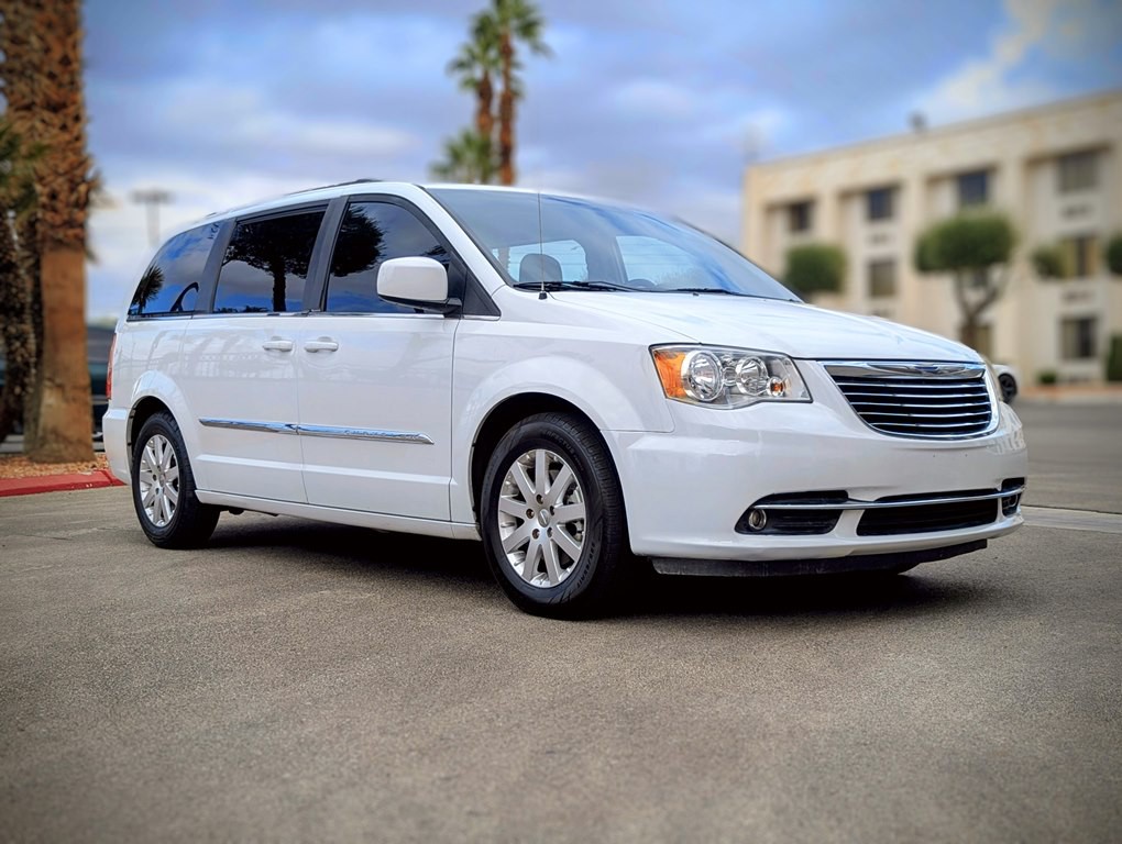 2016 Chrysler Town & Country Image 2