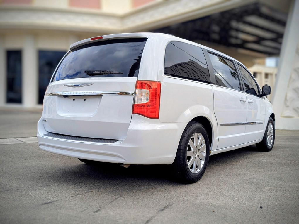 2016 Chrysler Town & Country Image 3