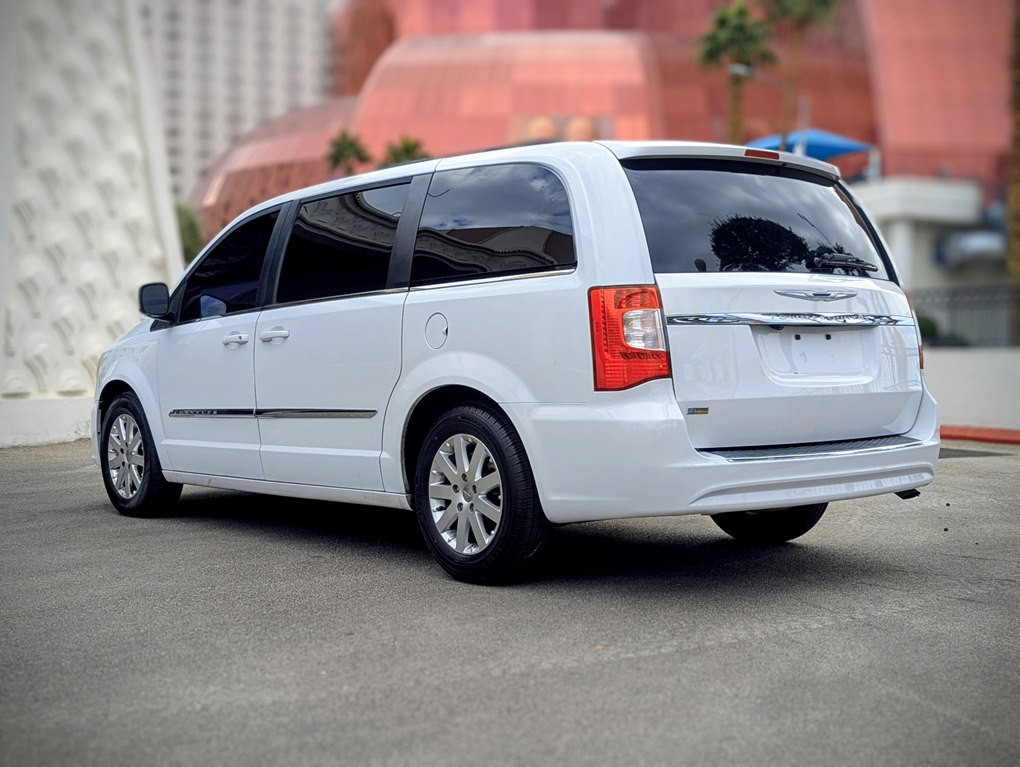 2016 Chrysler Town & Country Image 4