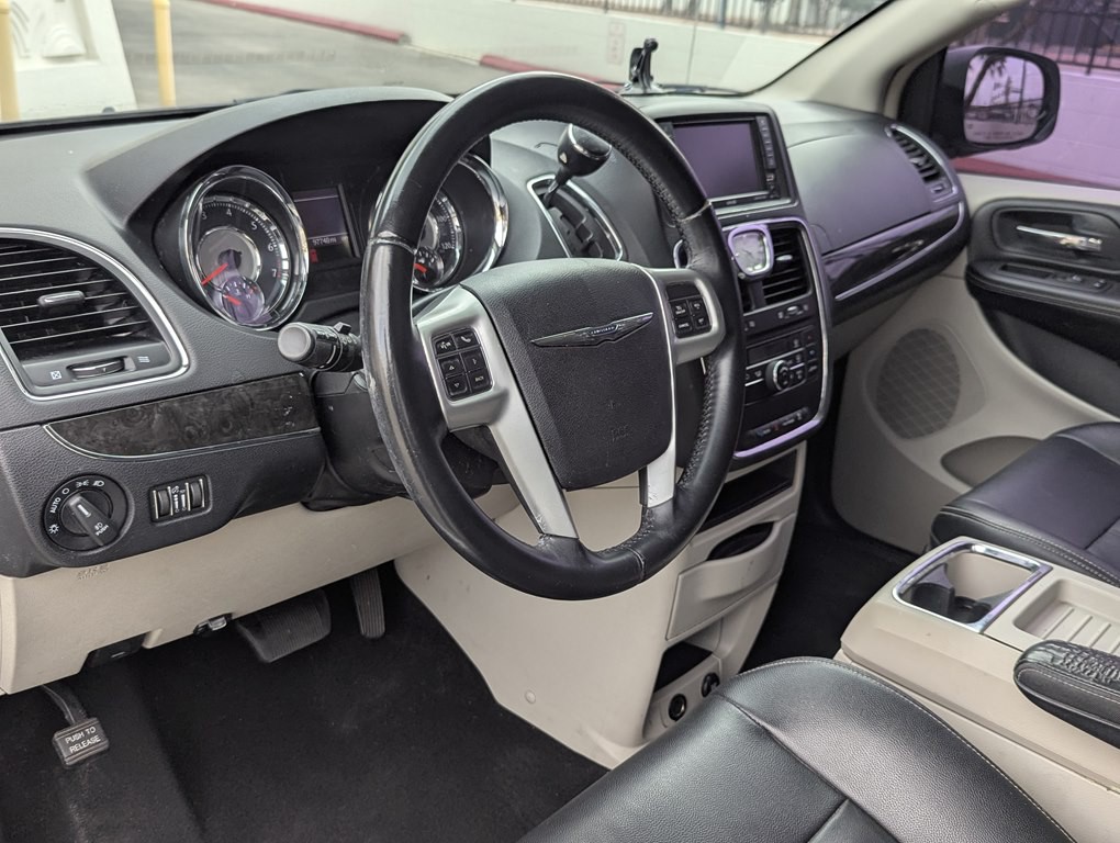 2016 Chrysler Town & Country Image 7