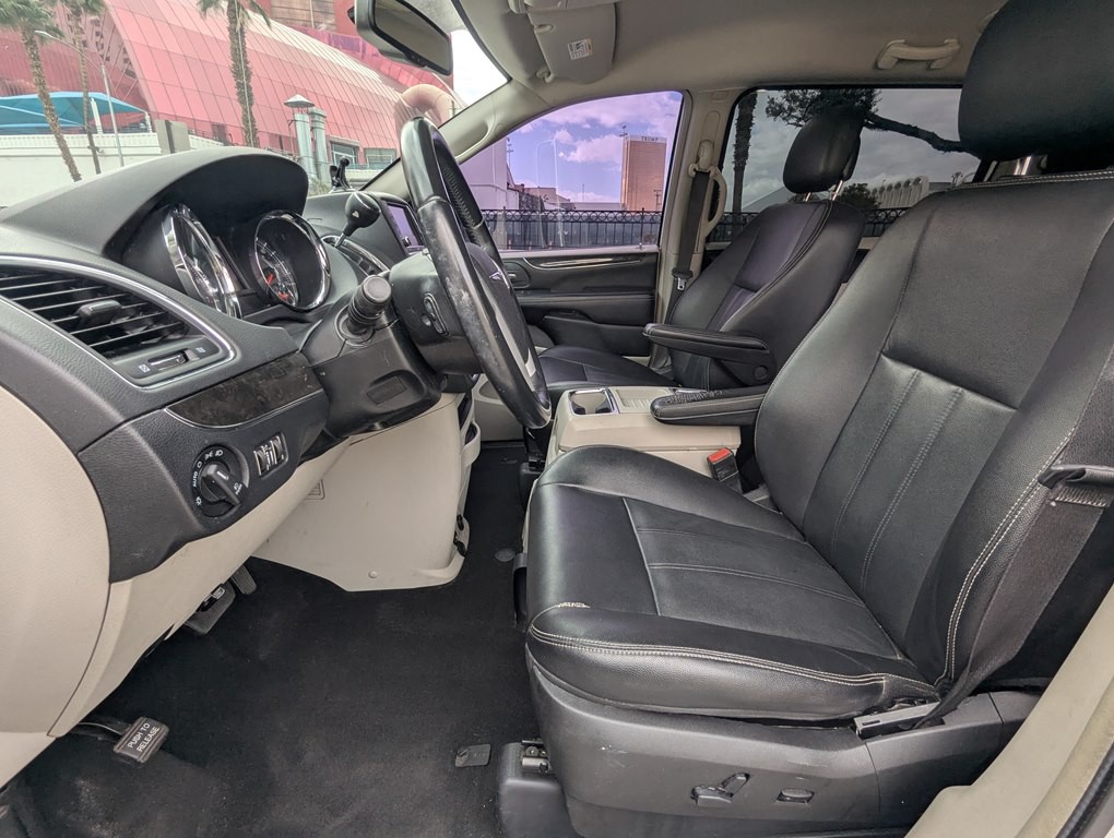 2016 Chrysler Town & Country Image 8