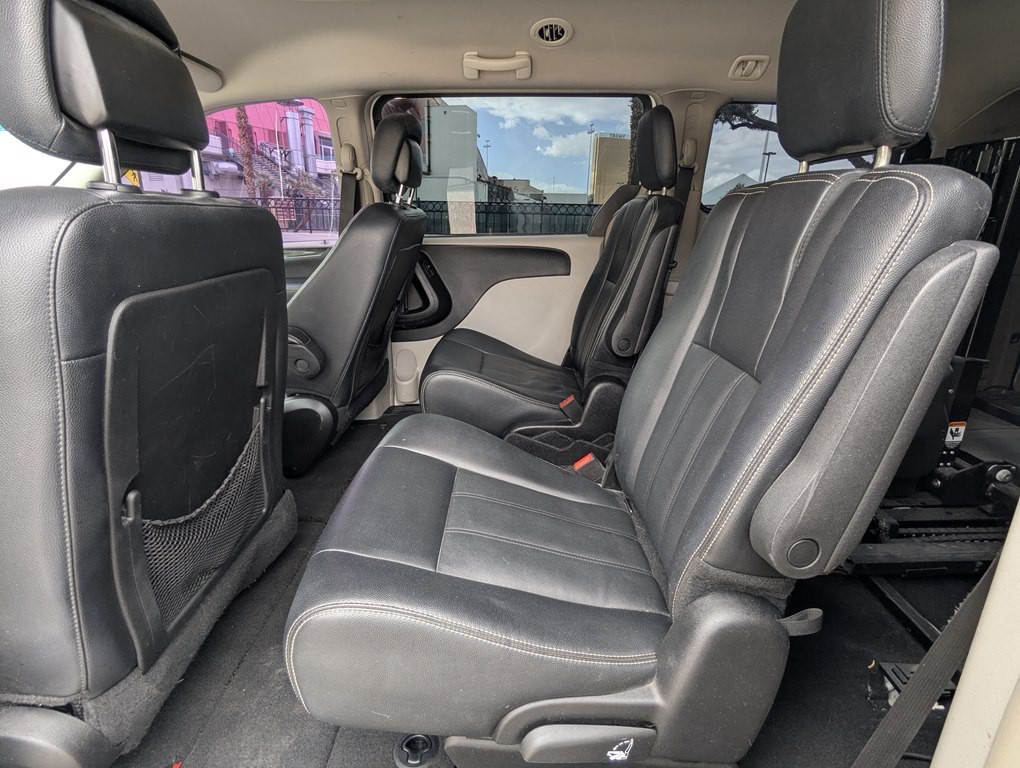 2016 Chrysler Town & Country Image 9