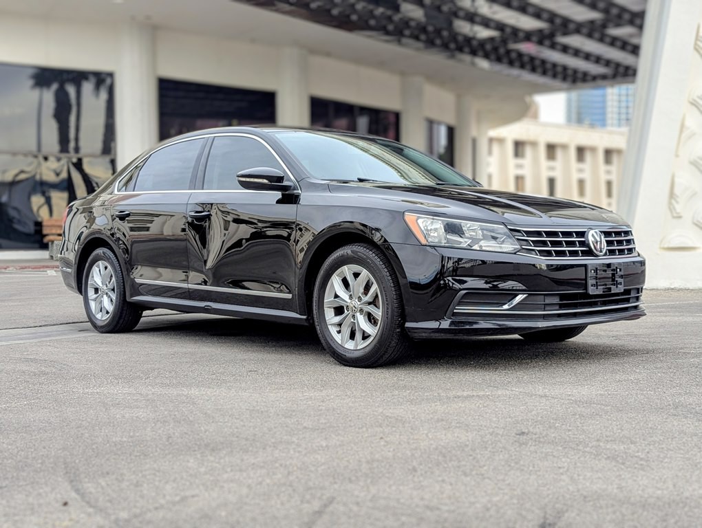 2016 Volkswagen Passat Image 2