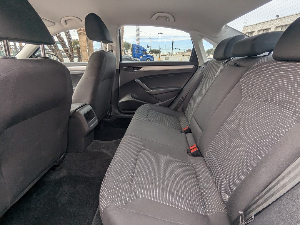 2016 Volkswagen Passat Image 9