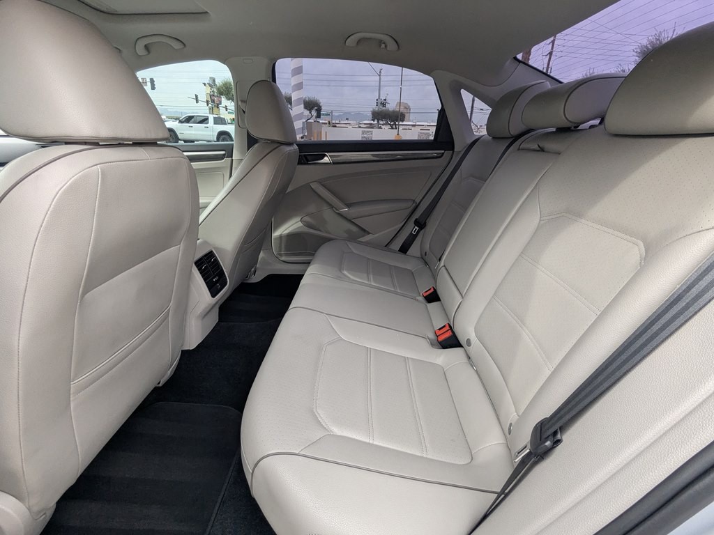 2017 Volkswagen Passat Image 8