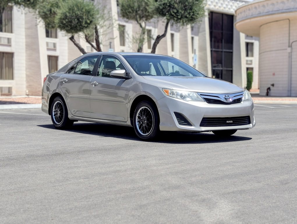 2013 Toyota Camry Image 2