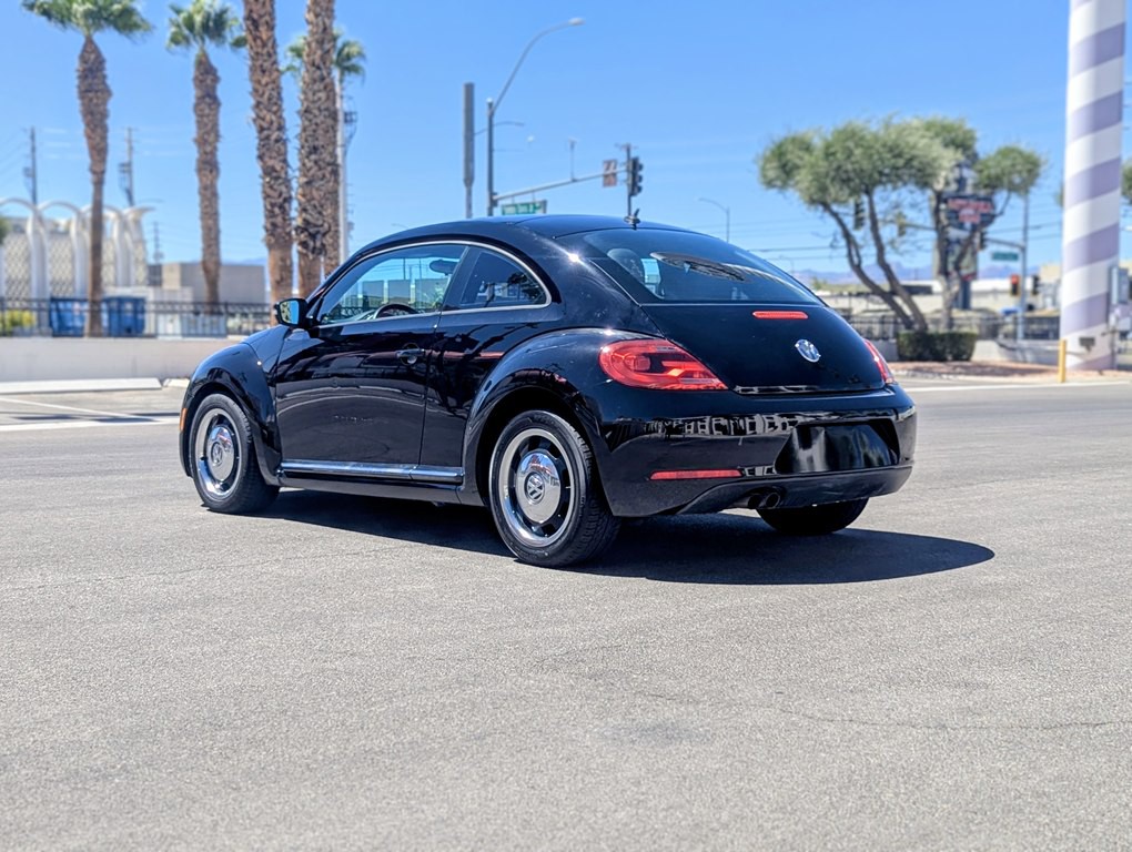 2012 Volkswagen Beetle Image 2