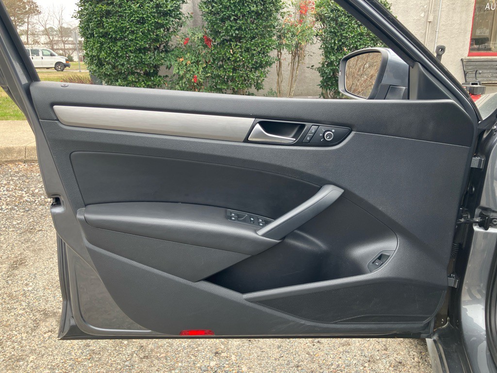 2015 Volkswagen Passat Image 12