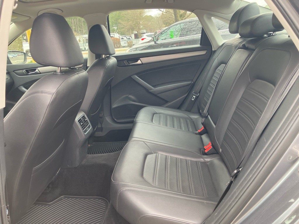 2015 Volkswagen Passat Image 18