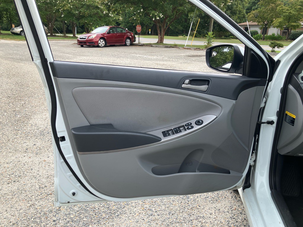 2015 Hyundai Accent Image 10