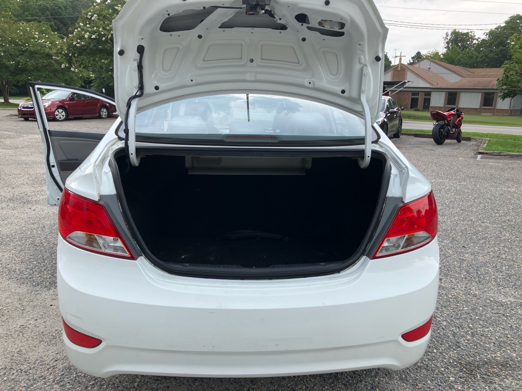2015 Hyundai Accent Image 17