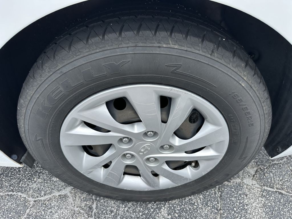 2020 Hyundai Elantra Image 32