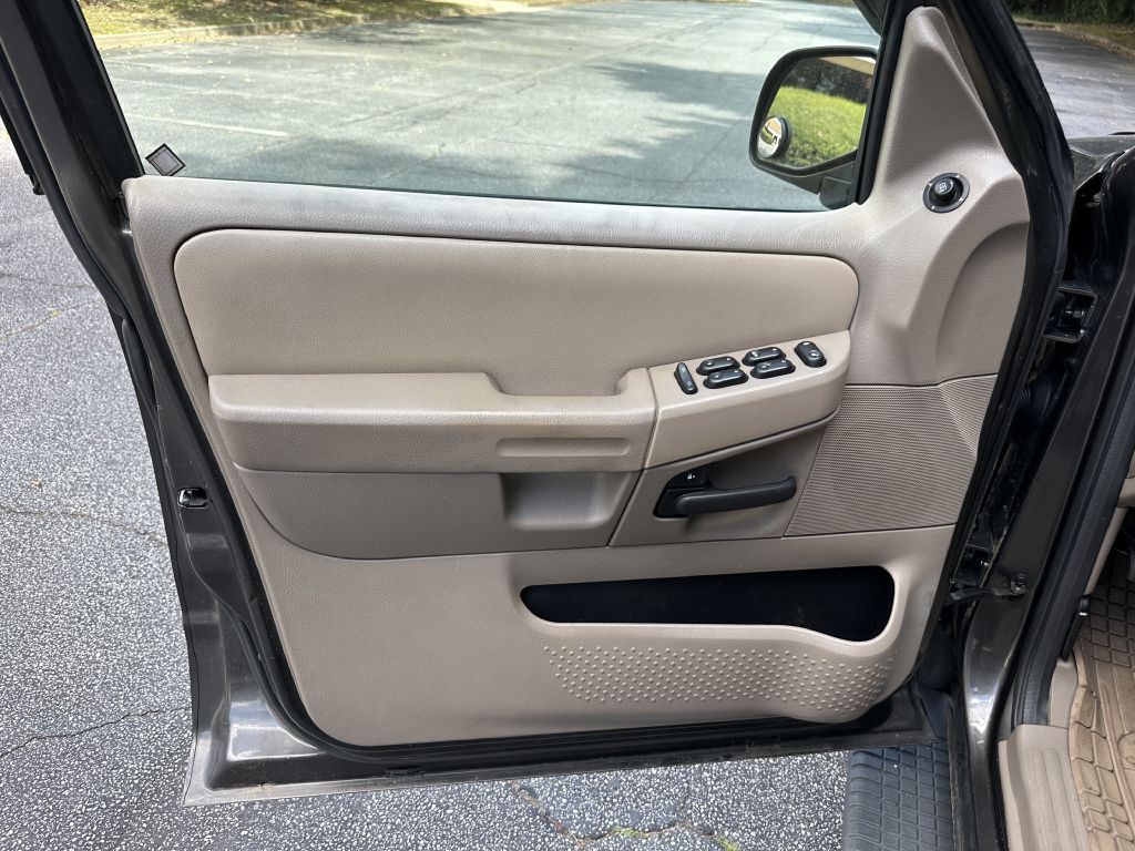 2005 Ford Explorer Image 10