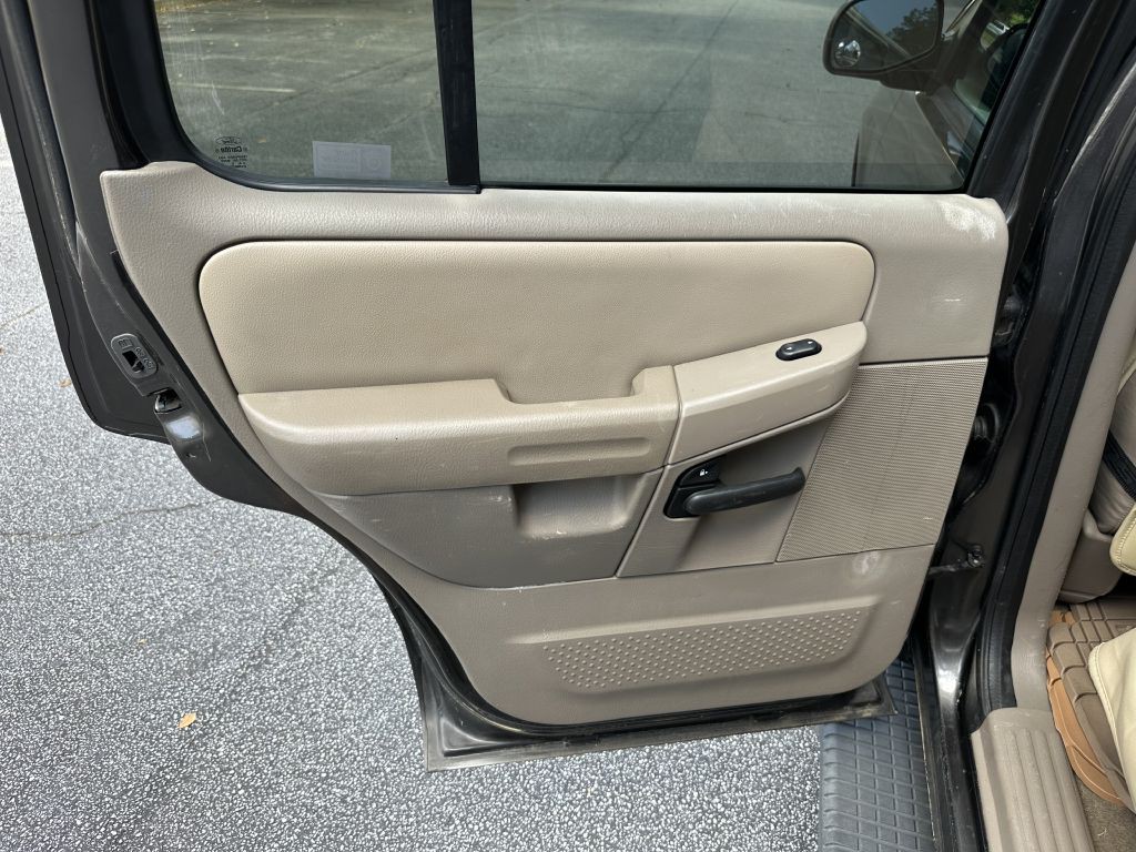 2005 Ford Explorer Image 12
