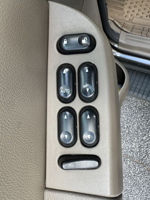 2005 Ford Explorer Image 21