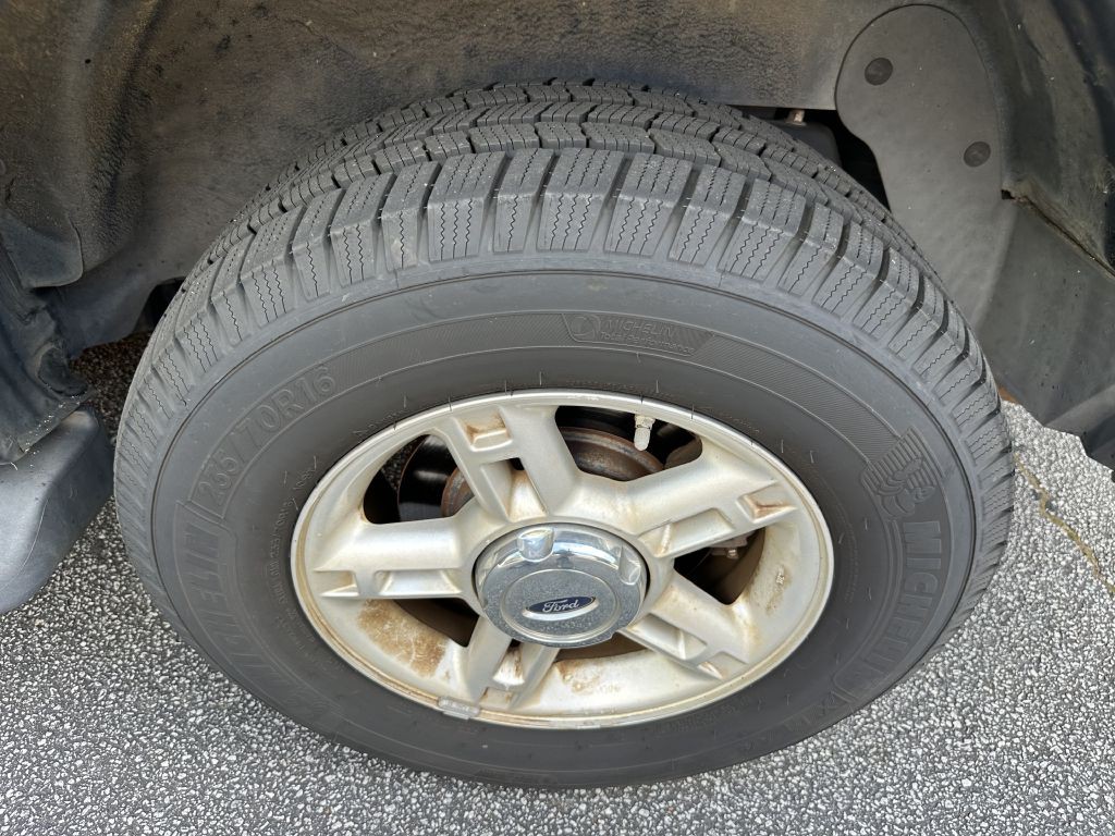 2005 Ford Explorer Image 32