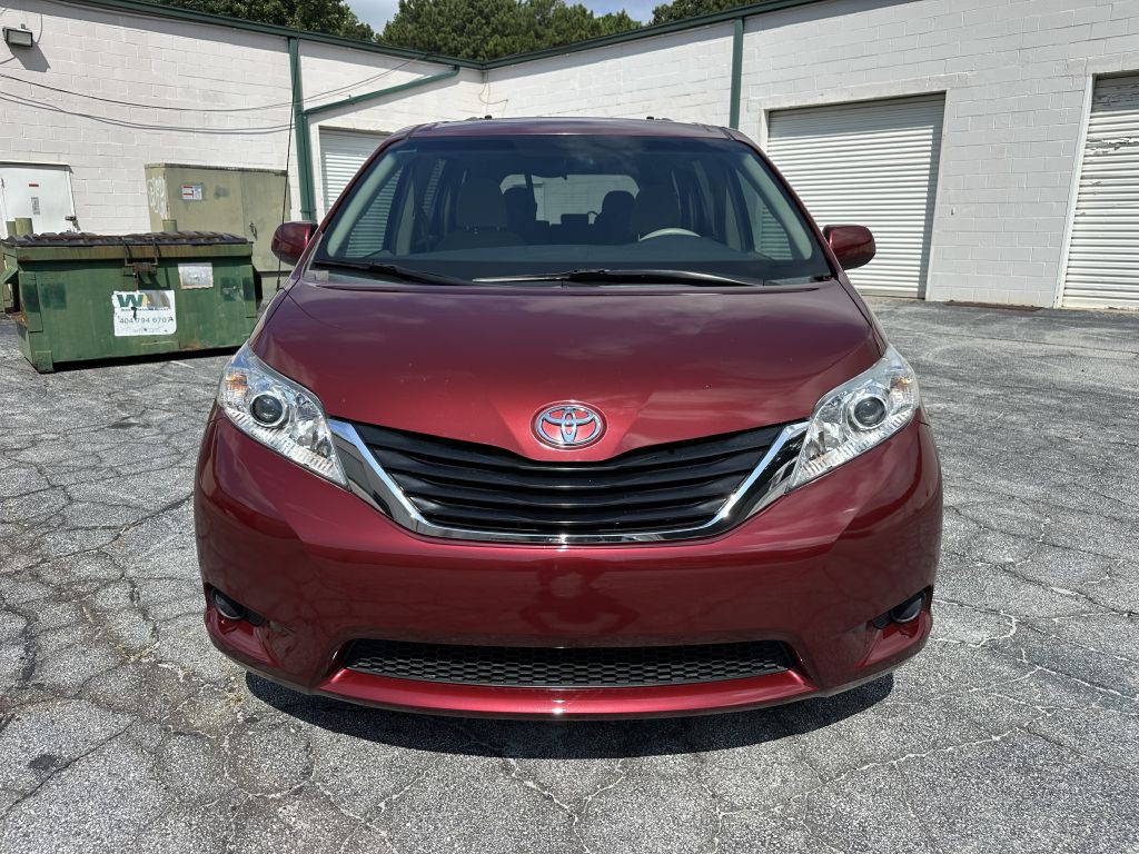 2014 Toyota Sienna Image 2