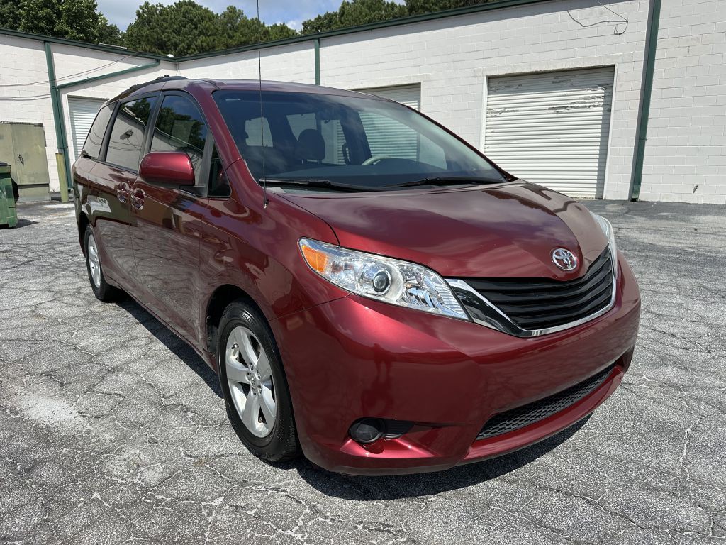 2014 Toyota Sienna Image 3