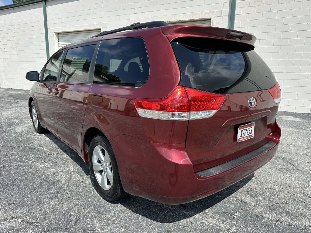 2014 Toyota Sienna Image 7