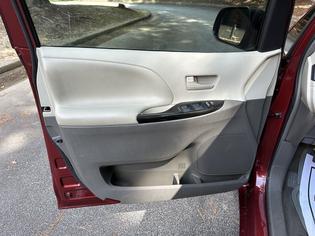 2014 Toyota Sienna Image 11