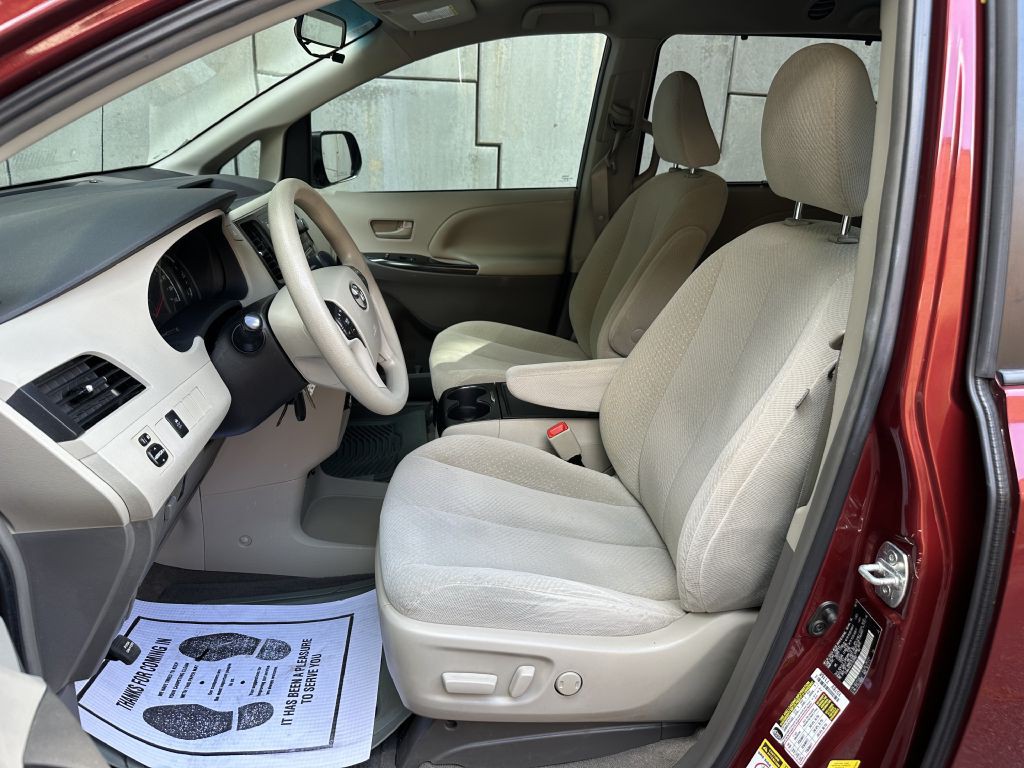 2014 Toyota Sienna Image 12