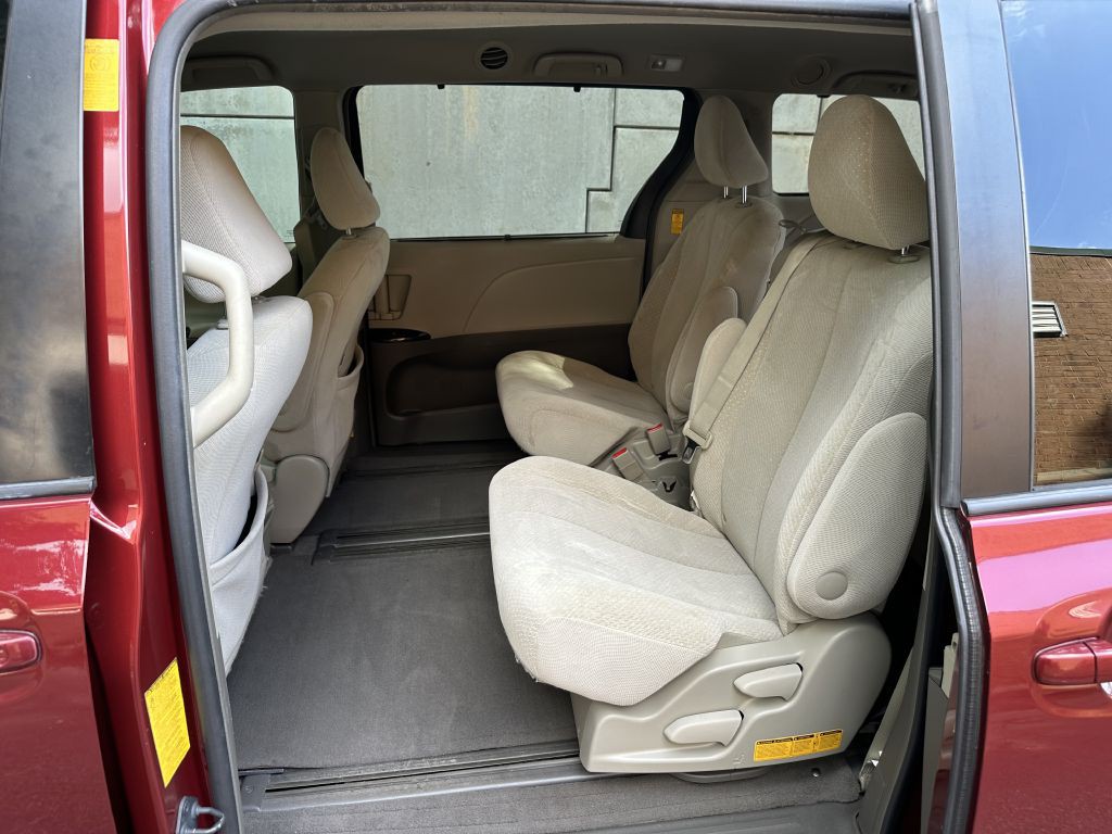 2014 Toyota Sienna Image 13