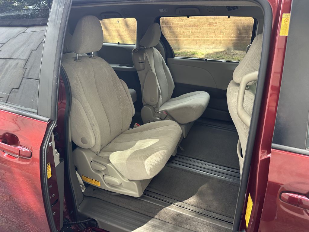 2014 Toyota Sienna Image 15