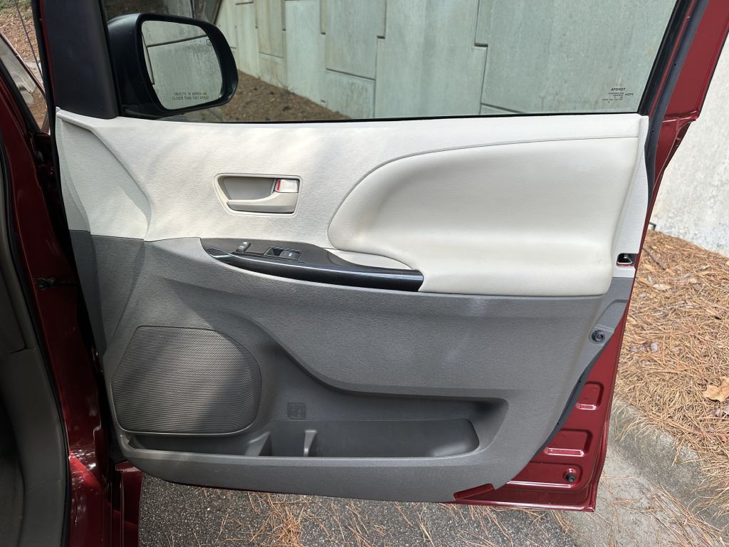2014 Toyota Sienna Image 16