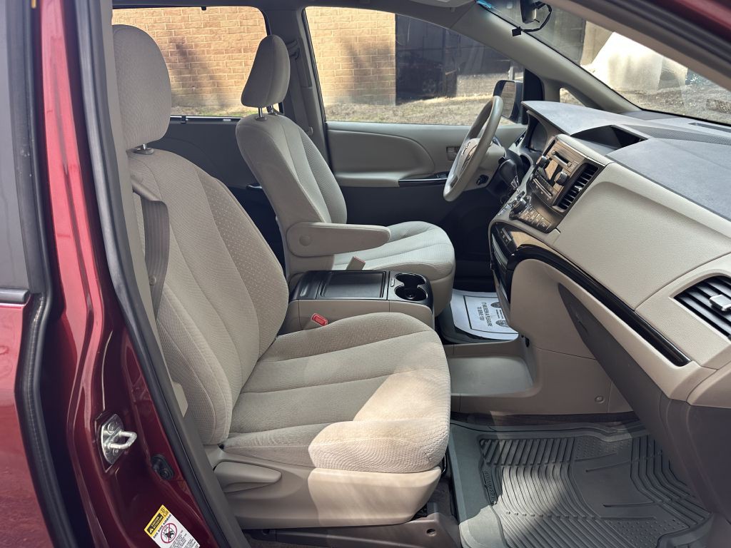 2014 Toyota Sienna Image 17