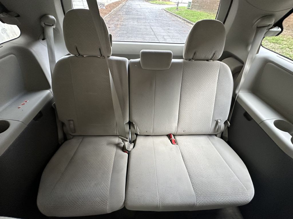 2014 Toyota Sienna Image 19