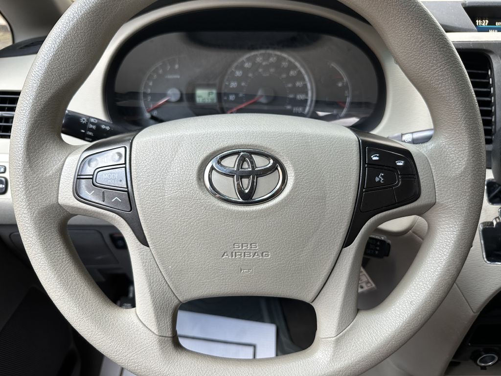 2014 Toyota Sienna Image 23