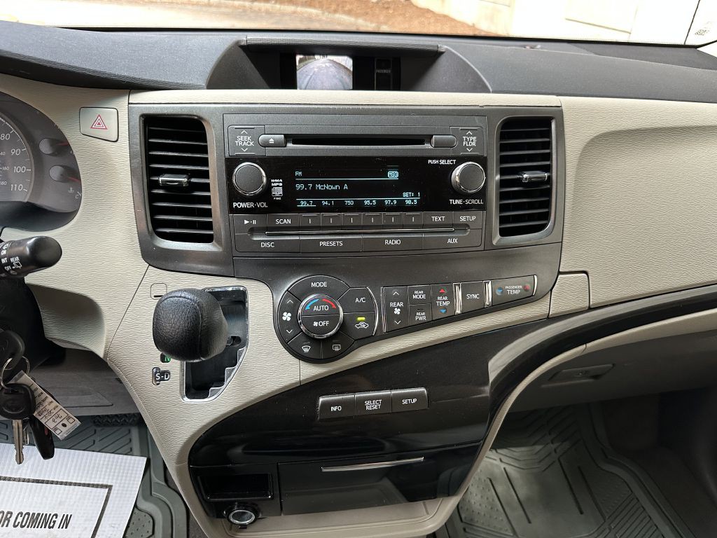 2014 Toyota Sienna Image 27