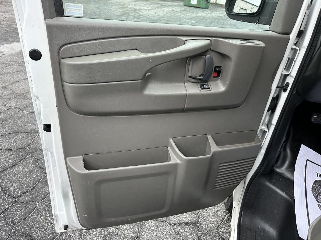 2015 GMC Savana Image 9