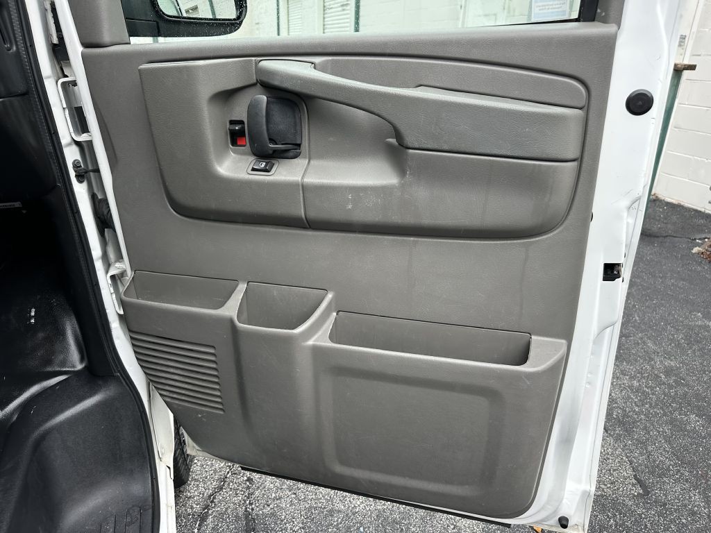 2015 GMC Savana Image 14