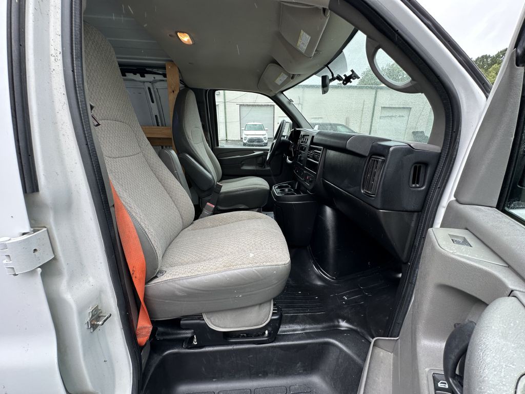 2015 GMC Savana Image 15