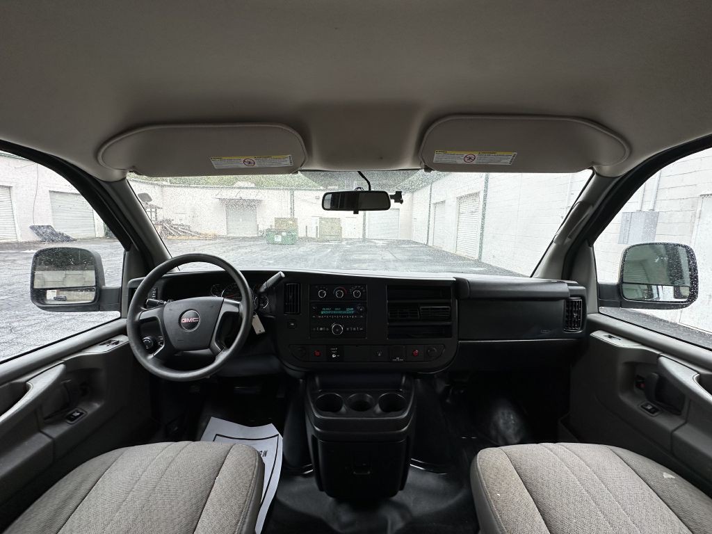 2015 GMC Savana Image 17