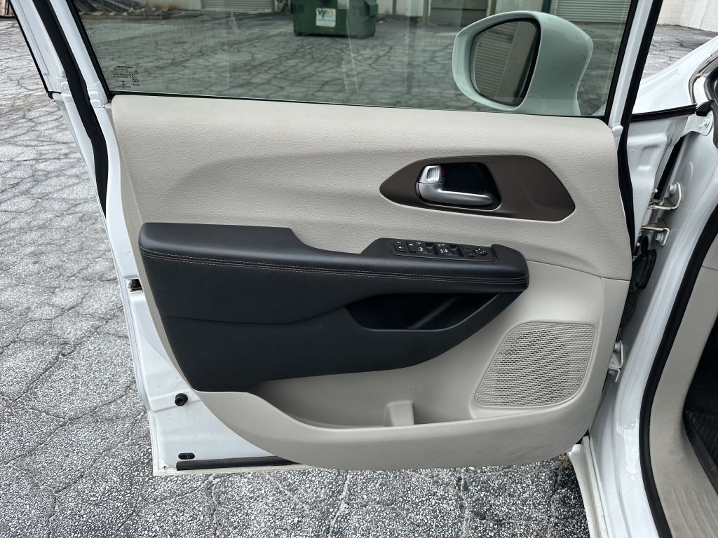 2018 Chrysler Pacifica Image 11