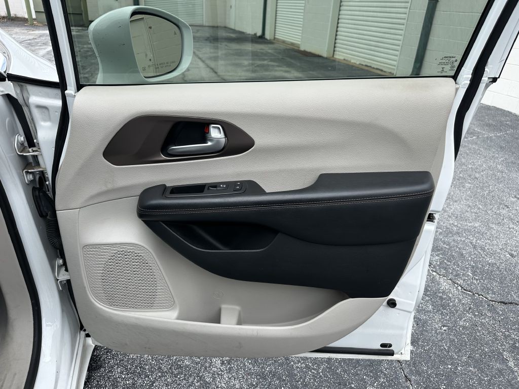 2018 Chrysler Pacifica Image 15