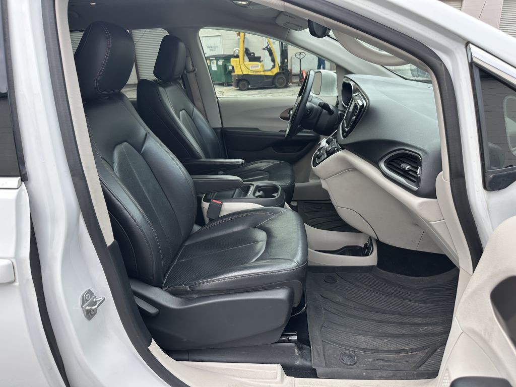 2018 Chrysler Pacifica Image 16