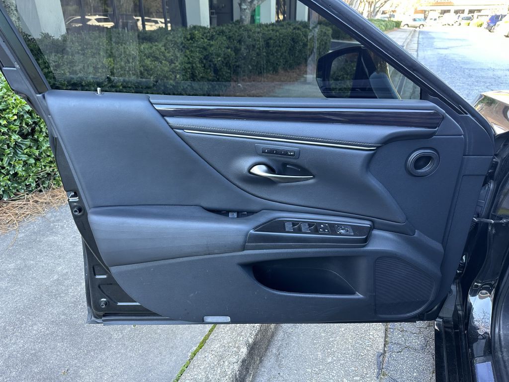2019 Lexus ES Image 10