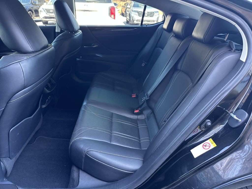 2019 Lexus ES Image 13